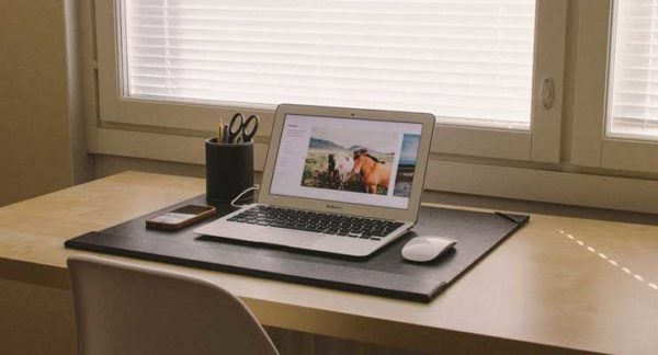 Ноутбук Macbook на рабочем столе с Интернетом 